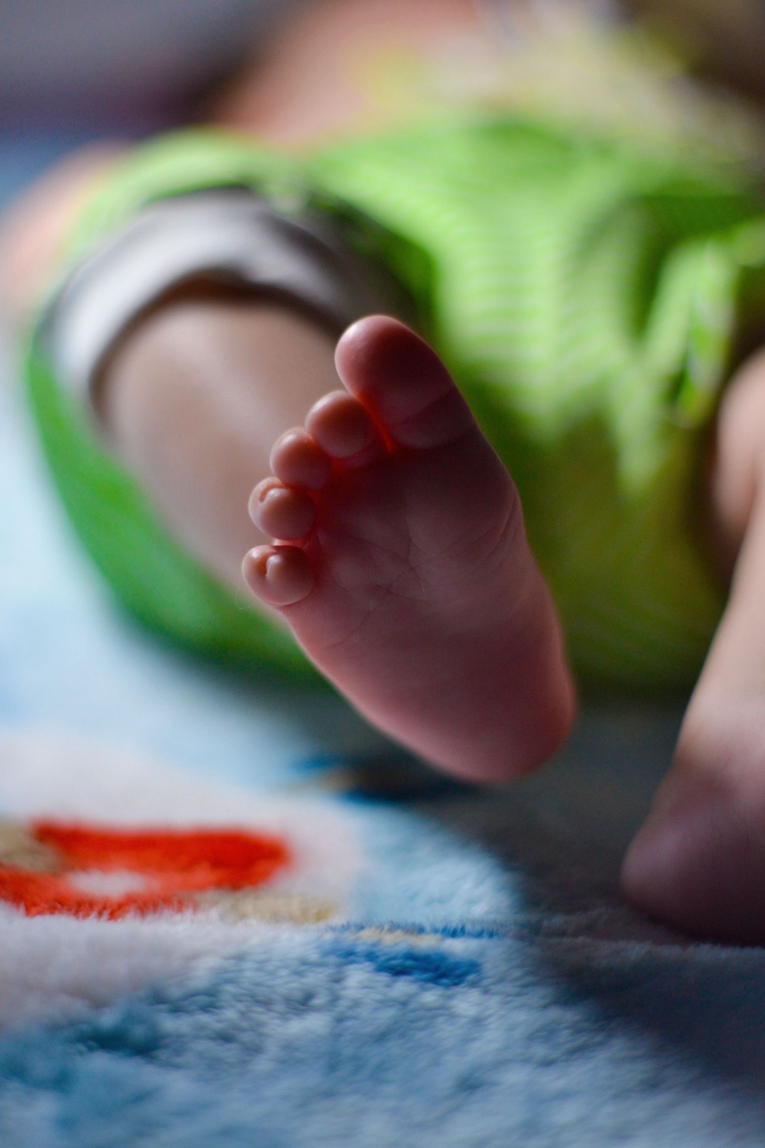 On laisse bébé pieds nus d&rsquo;autant plus qu&rsquo;il fait chaud